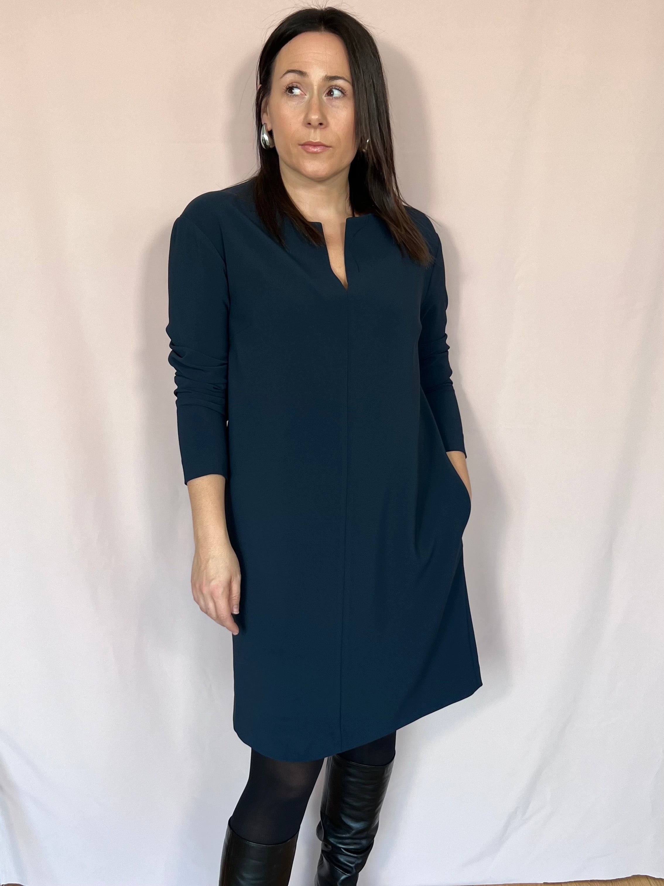 Kleid mit V-Ausschnitt